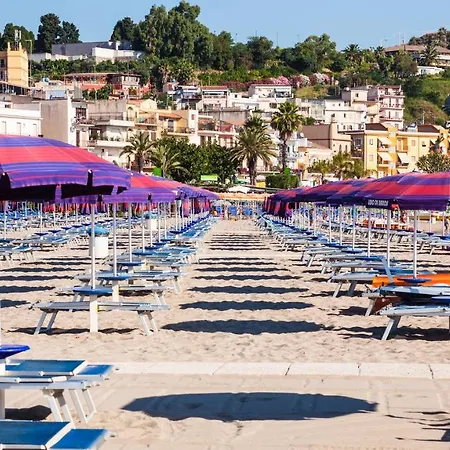 Terrace Under Taormina Just A Few Minutes Walk To The Free And Downtown! ジャルディーニ・ナクソス