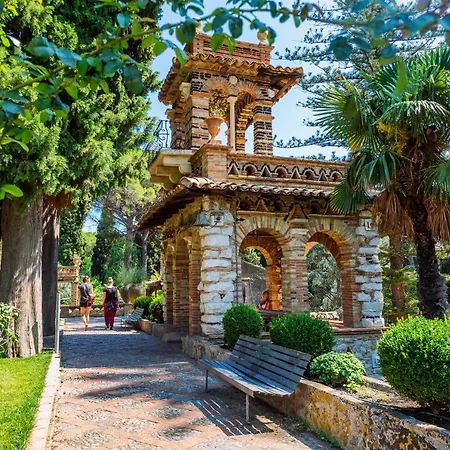 Charming With A Large Terrace Just A Few Minutes' Walk From The And The Downtawn At 15 Minutes From Taormina Appartement Giardini-Naxos