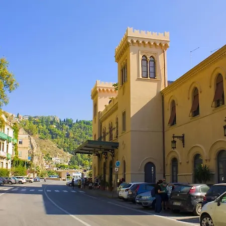 Appartement Charming With A Large Terrace Just A Few Minutes' Walk From The And The Downtawn At 15 Minutes From Taormina
