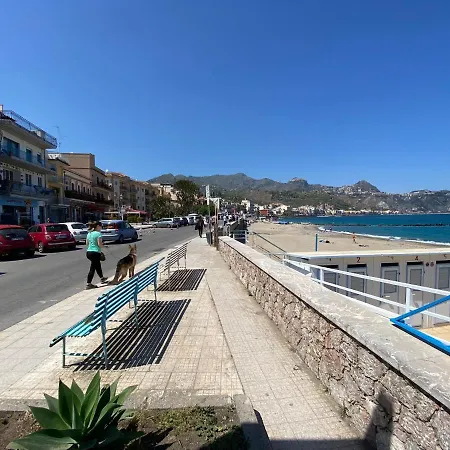 Charming With A Large Terrace Just A Few Minutes' Walk From The And The Downtawn At 15 Minutes From Taormina Giardini-Naxos