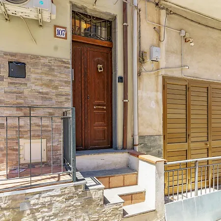Charming With A Large Terrace Just A Few Minutes' Walk From The And The Downtawn At 15 Minutes From Taormina Appartement