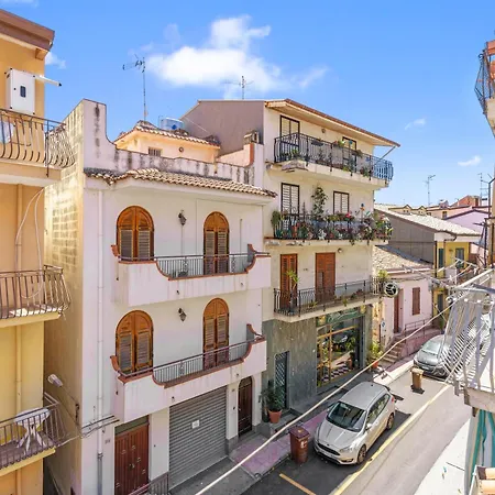Charming With A Large Terrace Just A Few Minutes' Walk From The And The Downtawn At 15 Minutes From Taormina Giardini-Naxos