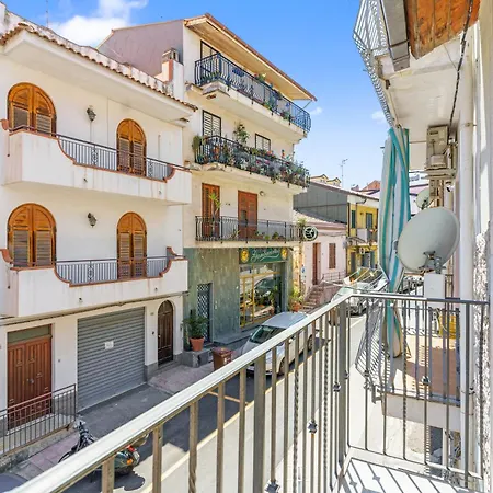 Charming With A Large Terrace Just A Few Minutes' Walk From The And The Downtawn At 15 Minutes From Taormina Appartement