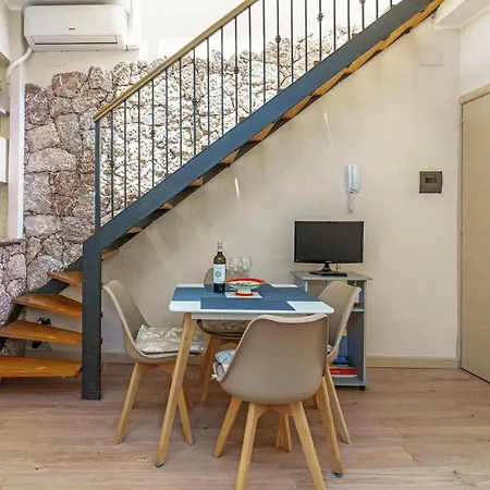 Appartement Charming With A Large Terrace Just A Few Minutes' Walk From The And The Downtawn At 15 Minutes From Taormina