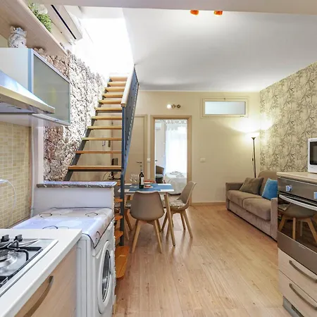 Appartement Charming With A Large Terrace Just A Few Minutes' Walk From The And The Downtawn At 15 Minutes From Taormina *